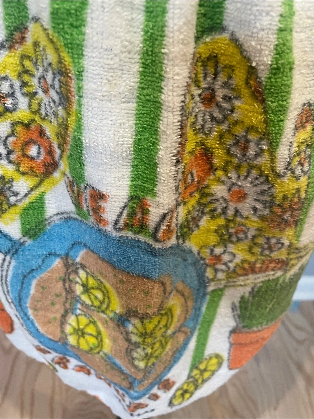 Retro kitchen apron in 70’s fashion